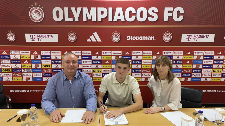 Ștefan Colța a semnat primul contract de fotbalist profesionist cu Olympiacos FC!