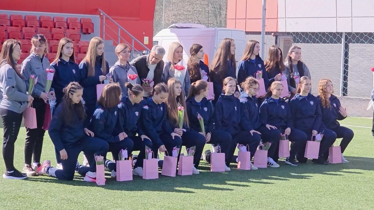 Cadouri și flori pentru „Tricolore”