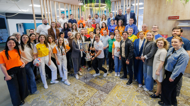 Cupa Orange, mai aproape de oameni. Trofeul competiției a fost expus la sediul Orange Moldova din Zity Mall