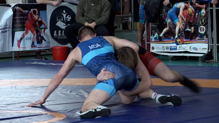 Dueluri tari la Campionatul Moldovei de Lupte