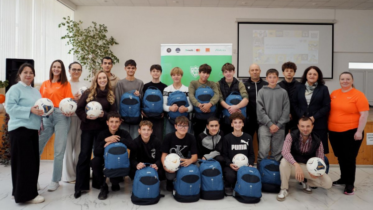 Echipament sportiv pentru elevi