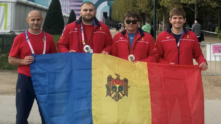 Flori și îmbrățișări pentru sportivii paralimpici