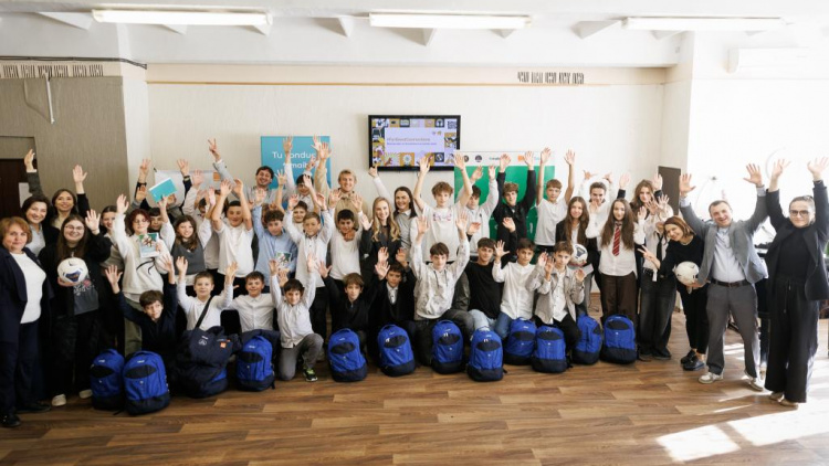 Fotbal în Școli. Elevii Liceului Teoretic „N.V.Gogol” au primit echipament sportiv
