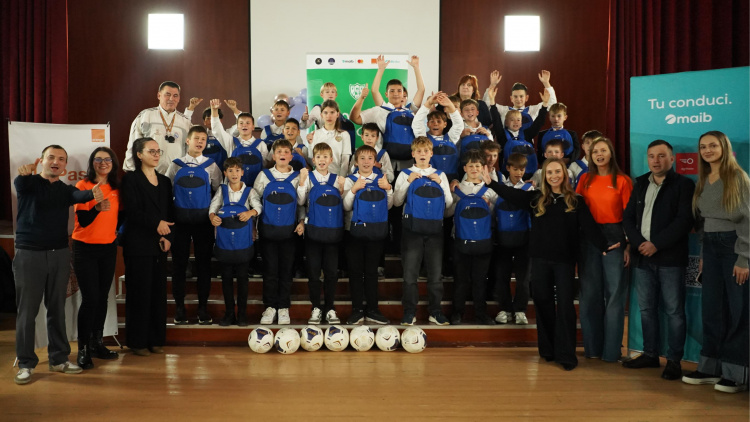 Fotbal în Școli. FMF a oferit echipament sportiv elevilor din mai multe licee din Chișinău