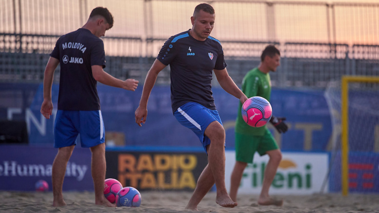 Fotbal pe plajă. Vezi imagini de la ultimul antrenament al tricolorilor înaintea meciului cu Italia