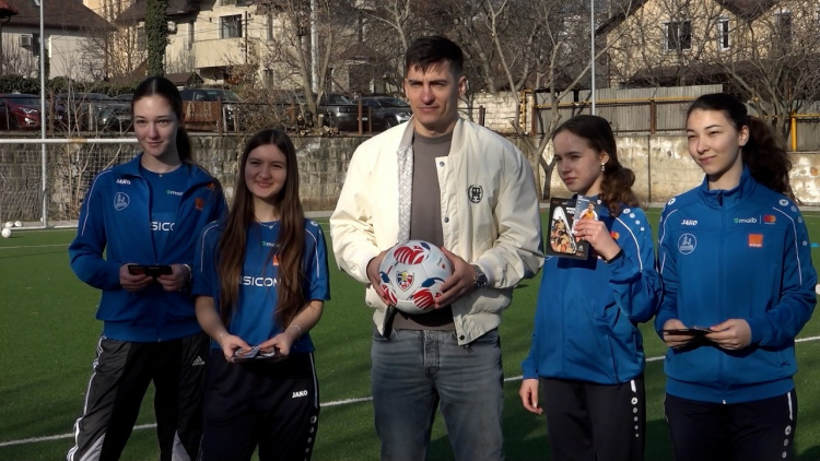 Ion Nicolaescu a dat autografe și a făcut poze cu zeci de elevi