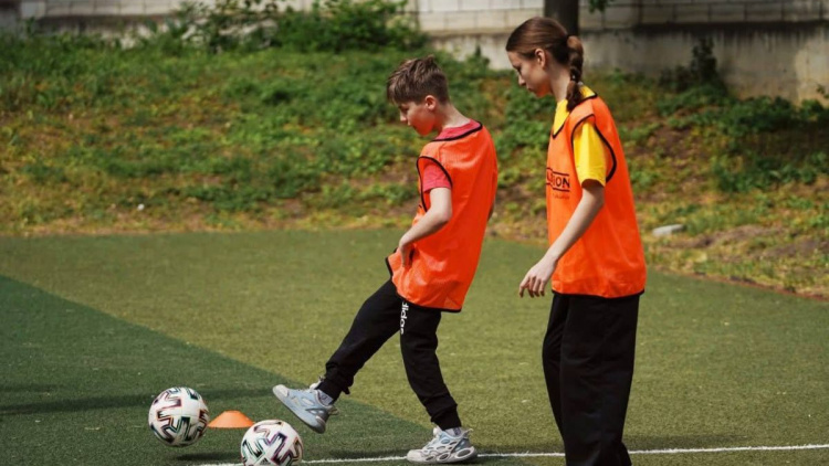 Lecții de fotbal pentru copii cu nevoi speciale