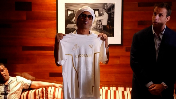 Ronaldinho revine în fotbal
