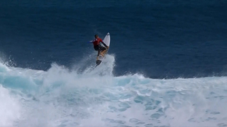 Un triplu campion mondial, învins la Fiji Pro la surfing