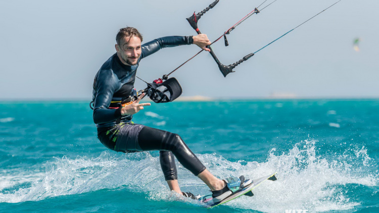 Zbor pe apă, în plină furtună